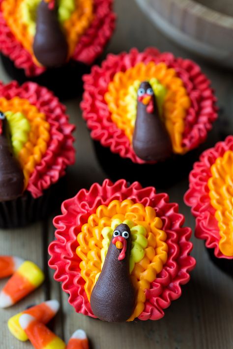 Try making some Thanksgiving cupcakes for some delicious desserts that everyone will enjoy. We love this turkey cupcake idea for the kids! Delicious Thanksgiving Desserts, Easy Thanksgiving Dessert Recipes, Desserts Pie, Thanksgiving Desserts Kids, Dessert Thanksgiving, Turkey Cupcakes, Thanksgiving Cupcakes, Fun Thanksgiving Desserts, Thanksgiving Desserts Easy