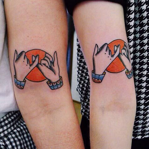 Traditional best friend matching tattoo Pinky Promise Tattoo, First Time Tattoos, Yin En Yang, Promise Tattoo, Tattoo Placements, Matching Best Friend Tattoos, Tattoo Trend, Bff Tattoos, Matching Couple Tattoos