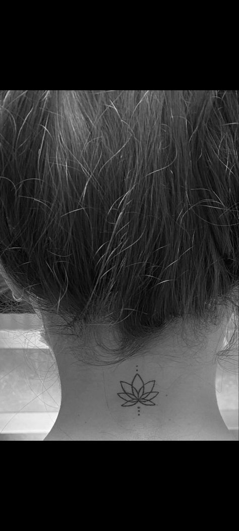 Tattoos For Guys Neck, Minimalist Lotus Tattoo, Women Neck Tattoo Ideas, Men Neck Tattoo Ideas, Neck Tattoo Ideas Female, Male Neck Tattoo, Neck Tattoos Men, Tato Grunge, Lotusblume Tattoo