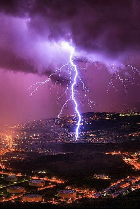 Severe weather chaser and photographer Marko Korosec uses his skills to find himself in the right place at the right time to capture incredible images of lightning. Pictures Of Lightning, Lightning Photos, Lightning Photography, Lightning Storms, Wild Weather, Thunder And Lightning, Lightning Storm, Stormy Weather, Lightning Strikes