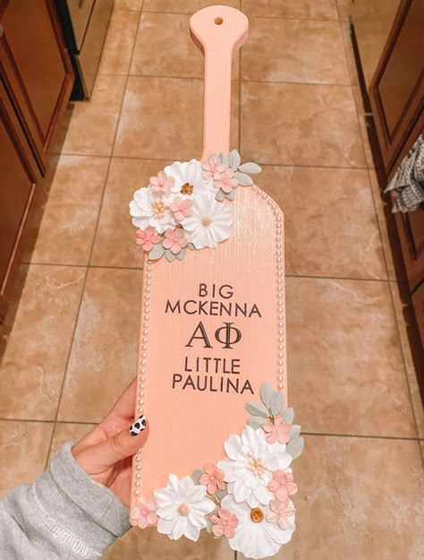 Sorority Big Plaques, Sorority Plaque Ideas, Sorority Paddle Designs, Paddles For Big Sorority, Big Lil Paddles, Sorority Big Paddles Ideas, Cute Paddles Sorority, Paddle For Big Sorority, Big And Little Paddles