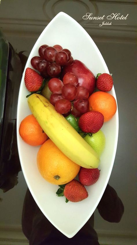 Exotic Fruit Basket at the Sunset Hotel Jeddah. Hotel Decorations, Breakfast Pictures, Hotel Buffet, Fruit Platter Designs, Hotel Breakfast, Fruit Bowls, Cute Food Art, Fruit Breakfast, Hotel Amenities