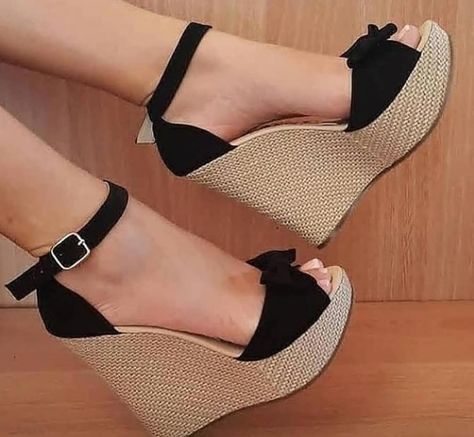 Gefällt 286 Mal, 3 Kommentare - Loucas por Anabelas (@loucas_por_anabelas) auf Instagram: „😍😍😍😍😍🔥🔥🔥🔥🔥“ Black Summer Sandals, Womens Summer Shoes Sandals, Hak Tinggi, Shoes Fashion Photography, Girls High Heels, Fashion Shoes Heels, Cute Shoes Heels, Shoes Heels Classy, Shoes Outfit Fashion