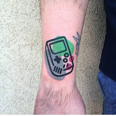 GAME BOY 1989 DESTRUTTURATO, BACK IN THE DAYS. Small Colorful Tattoos, Video Game Tattoos, Gamer Tattoos, Tattoo Time, Sticker Tattoo, Back Of Shoulder Tattoo, Gaming Tattoo, Tatuaje A Color, Small Tattoos For Guys