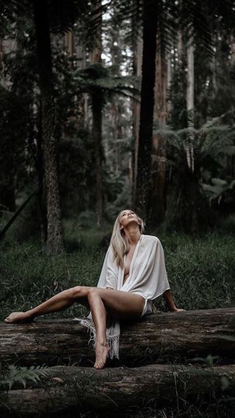 Waterfall Photo Shoot Ideas, Earthy Portraits Photography, Creek Boudiour Photoshoot Ideas, Moody Portraits Women, Waterfall Pics, Outdoor Portrait Photography, Lake Photoshoot, Bouidor Photography, Beautiful Photoshoot Ideas