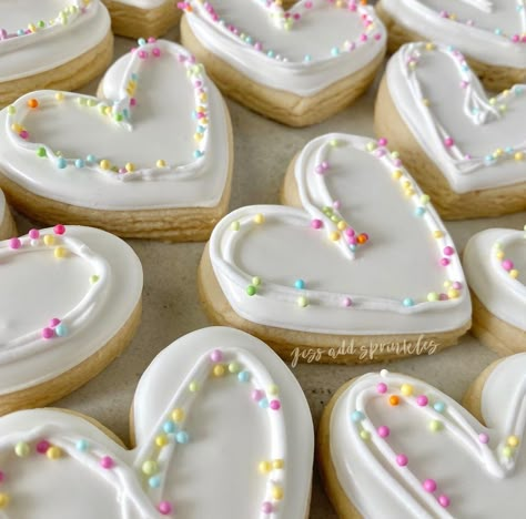 Christmas Sugar Cookies Decorated, Valentine Sugar Cookies, Iced Sugar Cookies, Sugar Cookie Designs, Pretty Cookies, Fancy Cookies, Creative Cookies, Cookie Frosting, Cookie Inspiration