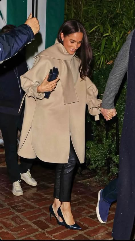 Nobody wants their clothes to age them Meghan Markle California, Megan Markle Coat, Megan Markle Winter Outfits, Megan Markel Outfit, Meghan Markle Winter Outfits, Megan Markle Fashion, Megan Markle Aesthetic, Meghan Markle Winter Style, Megan Markle Style Classy