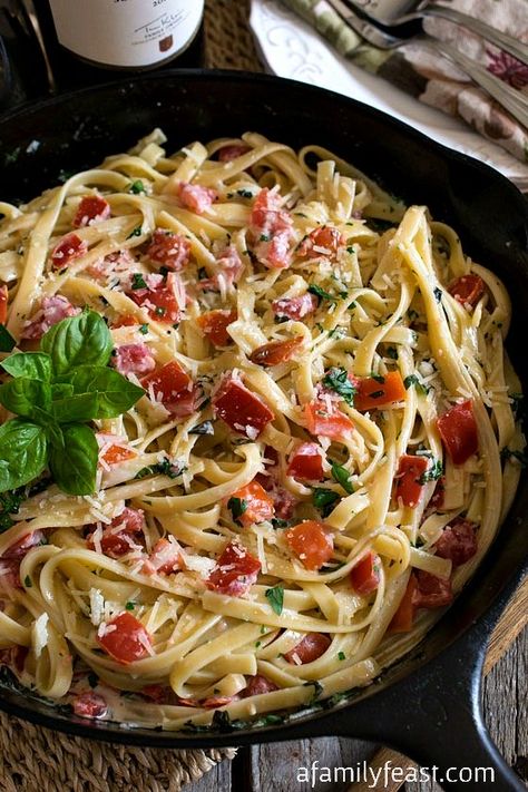 Fettuccine in Cream, Tomato & Basil Sauce - A simple and delicious recipe (similar to Fettuccine Alfredo) but with fresh and fantastic flavors! Resep Pasta, Tomato Basil Sauce, Basil Sauce, Fettuccine Alfredo, Family Feast, Tasty Pasta, Perfect Pasta, Minestrone, Tomato Basil