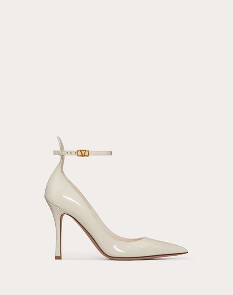 VALENTINO GARAVANI TAN-GO PATENT LEATHER PUMP 100MM Valentino Boots, Fashion Shoes Heels, Vintage Heels, Chic Shoes, Fancy Shoes, Light Ivory, Buckled Heels, Valentino Shoes, Ankle Strap Pumps