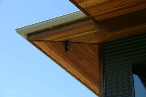 wooden eaves Wood Soffits, Mid Century Flat, Renovation Exterior, Outside Of House, Passive Solar Homes, Nyc Penthouse, Vinyl Shutters, Interior Decoration Ideas, Passive Solar