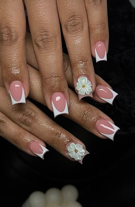 Purple Nail Designs With Flowers, Short Square Nails Flowers, Gel Flower Nail Designs, French Tips With Hibiscus Flowers, Stilleto Nails Designs, Short French, Medium Nails, Acrylic Toe Nails, Nail Drawing