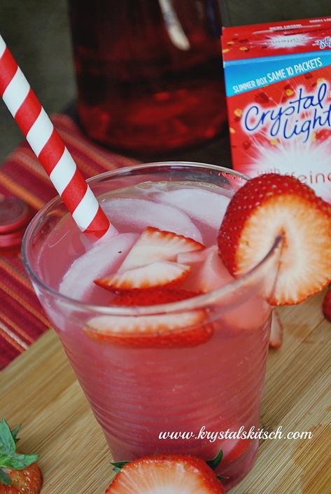 Crystal Light Vodka Cocktails Strawberry Vodka Drinks, Quick Drink Recipes, Crystal Light Drinks, Alcoholic Drinks Vodka, Low Carb Alcoholic Drinks, Summer Vodka Cocktails, Light Cocktails, Low Carb Cocktails, Strawberry Vodka