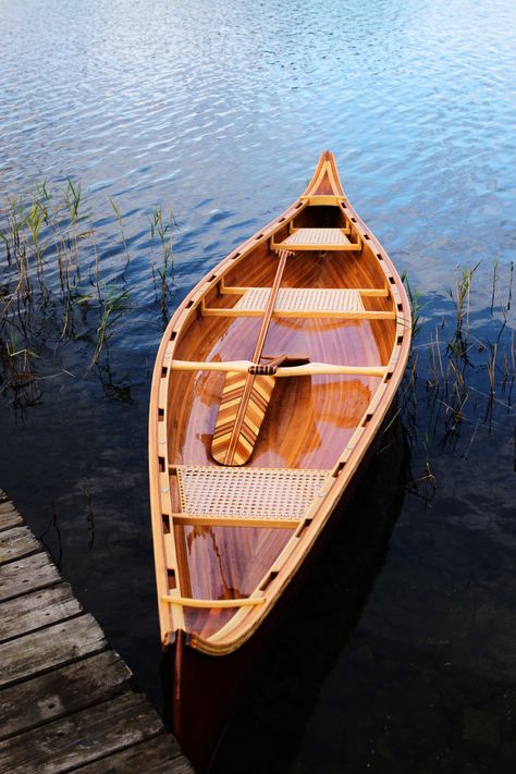 Canoes art... Wooden Kayak, Cedar Strip Canoe, Wood Canoe, Canoe Building, Wooden Canoe, Canoe Boat, Canoe Camping, Classic Wooden Boats, Wooden Boat Building