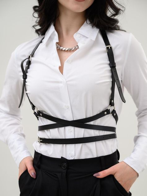 Women Harness Outfit, Chest Harness Fashion Women, Body Belt Outfit, Outfits With Harness Belt, Outfits With Harness, Black Harness Outfit, Styling Harness, Trajes Aesthetic, Harness Outfit Aesthetic