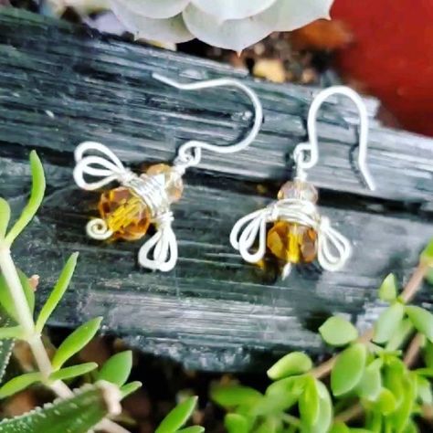 Bee Jewelry Diy, Wire Bee, Bumble Bee Earrings, Wire Wrapped Jewelry Diy, Bijoux Fil Aluminium, Bee Jewelry, Wire Jewelry Designs, Bee Earrings, Wire Work Jewelry