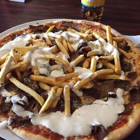 'Kebabpizza' in Sweden, with fries. Follow @9gag #9gag #pizza #kebab #lol #awesome #FF #funny #L4L Kebab Pizza, Funny Pins, Sweden, Cowboy, Pizza, Snacks, Collage, Funny, Pins