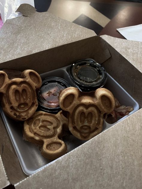 Disneyland Shop, Wonderland Food, Mickey Waffle, Best Disneyland Food, Mickey Waffles, Disneysea Tokyo, Disney World Birthday, Backpacks Disney, Disney 2025