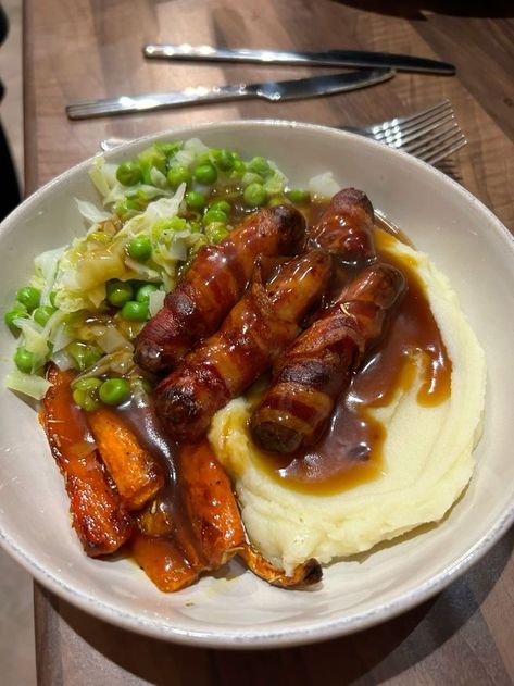 Mashed Potatoes And Sausage, Food Art Ideas, Sausage And Mash, Pie And Mash, Christmas Meals, Bangers And Mash, Beef Sausage, Healthy Food Dishes, Roast Dinner