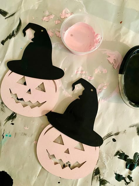 Pastel Halloween Crafts, Pastel Halloween Decorations Diy, Pink Halloween Door Decor, Pink Halloween Crafts, Pink Halloween Decor Diy, This Is Halloween, Office Fall Decorations Ideas, Halloween Yard Displays, Halloween Pinata