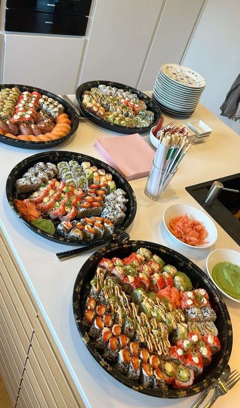 Sushi Party Platter, Sushi Birthday Dinner, Sushi Picnic Aesthetic, Food For Teen Party, Sushi Bar Party, Sushi Party Ideas, Asian Party Food, Steak And Sushi, Sushi Dinner Party