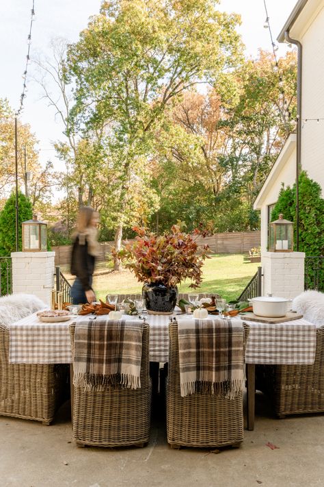 Fall Patio Table Decor, Fall Outdoor Tablescapes, Autumn Table Scape, Fall Tablescapes 2023, Outdoor Fall Tablescapes, Nancy Meyers Fall Aesthetic, Fall 2023 Decor, Fall Outdoor Dinner Party, Fall Outdoor Party