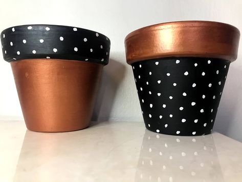 Black Flower Pot Painting Ideas, Pot Painting Ideas Black, Black And White Pot Art, Black And White Pot Painting, Spooky Painted Flower Pots, Polka Dot Plant, Glass Bottle Decor, Pot Painting, Painted Plant Pots