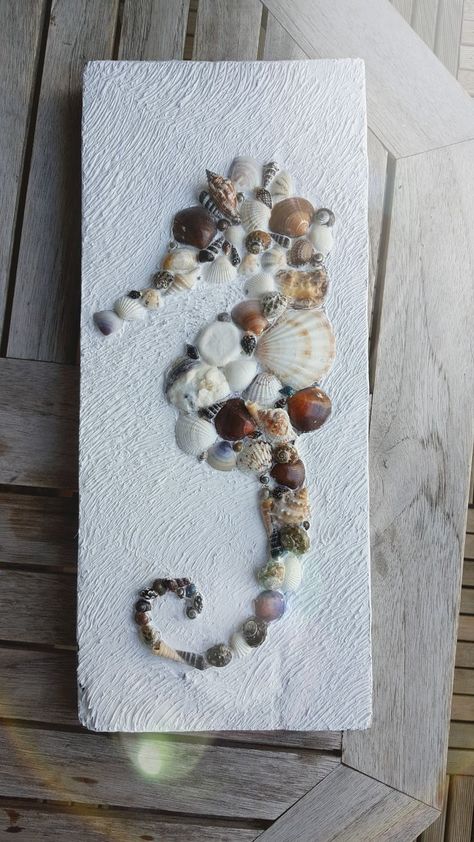 Seahorse Shell Art, Beach Shells Crafts, Cute Things To Do With Sea Shells, Pictures Made With Shells, Sea Biscuit Crafts, Ideas For Seashells From Beach, Seashell Projects Craft Ideas, Sea Shells Art, Diy Sea Shell Crafts