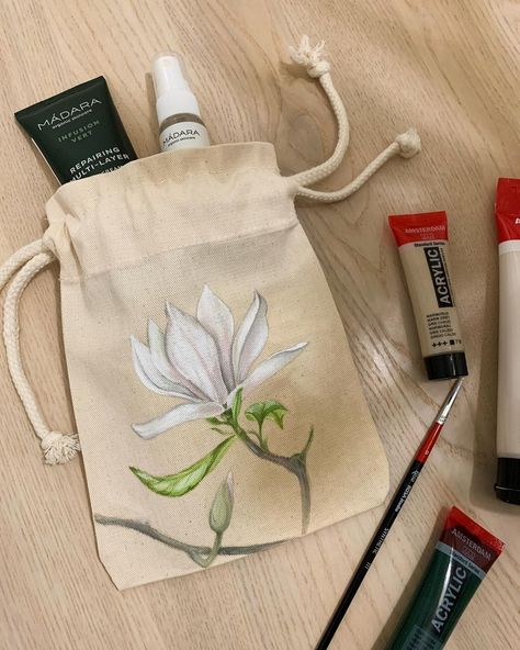 Inga Bitler on Instagram: “Just a cute packing for friend 🌿 Magnolia flowers. Acrylic on fabric.” Cushion Painting, Acrylic On Fabric, Dress Logo, Bag Painting, Fabric Paint Diy, Denim Bag Patterns, Painting Fabric, Flowers Acrylic, Fabric Painting On Clothes