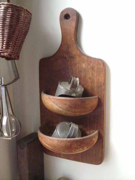 An old wood bowl cut in half mounted on an old breadboard. -Past Blessings Farm- https://www.facebook.com/PastBlessingsFarm?fref=photo Rustic Interior Style, Decor Ikea, Country Diy, Thrift Store Crafts, Diy Holz, Wood Bowls, Repurposed Furniture, Wooden Bowls, Repurpose