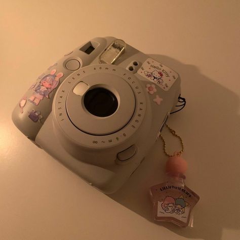 Polaroid Camera Decoration, Digital Polaroid, Polaroid Ideas, Polaroid Cameras, Instax Mini Camera, Camera Ideas, Gift Me, Little Butterfly, Polaroid Camera