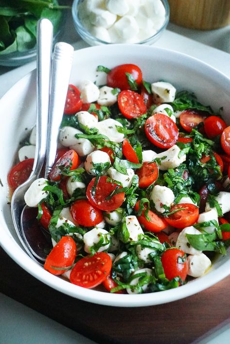 How To Make Easy Caprese Salad with spinach Healthy Caprese Salad, Mozerella Salad, Salad Caprese, Ensalada Caprese, Caprese Recipes, Caprese Salad Recipe, Caprese Pasta Salad, Spinach Salad Recipes, Caprese Pasta