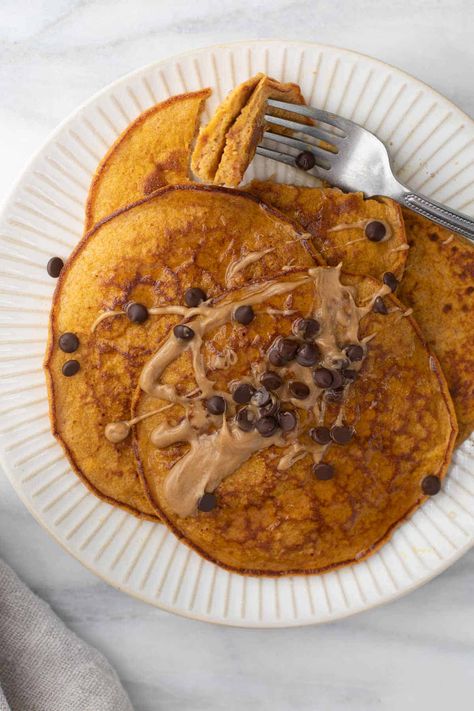 Pancakes 3 Ingredients, Clean Eating Pumpkin Recipes, Easy Fall Breakfast, Gluten Free Protein Pancakes, Pumpkin Pancakes Easy, Meaningful Eats, Pumpkin Protein Pancakes, Canned Pumpkin Recipes, Pumpkin Pancake Recipe