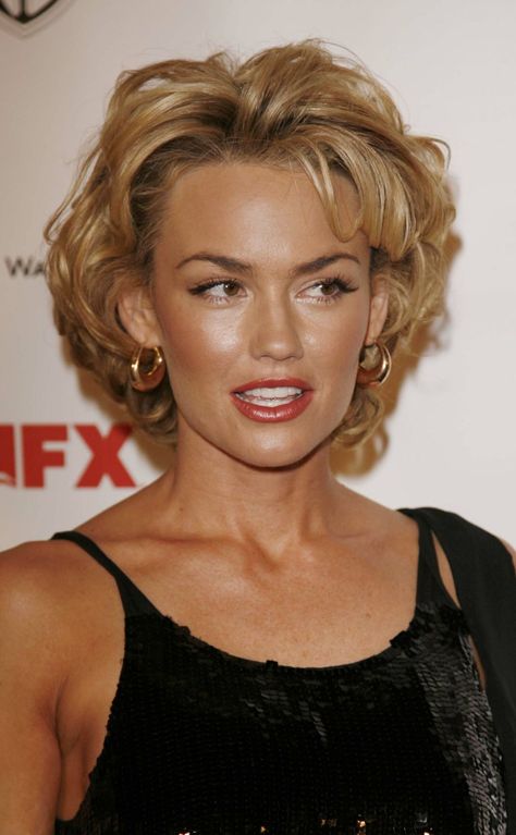 Kelly Carlson hair Short Emo Hair, Curly Mohawk Hairstyles, Kelly Carlson, Super Curly Hair, Short Ombre Hair, Choppy Bob Hairstyles, Wavy Haircuts, Mohawk Hairstyles, Curly Hair Women