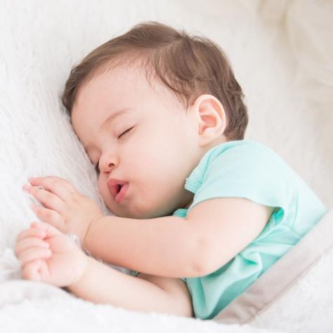 Nap transitions can be really confusing! How do you know your baby is ready to drop a nap? How do you go about doing it? In this sleep article we explain it all! Sleep Magic, Nap Day, Healthier Mindset, Baby Sleep Consultant, Gentle Sleep Training, Newborn And Toddler, Baby Routine, Baby Sleep Training, Sleeping Tips