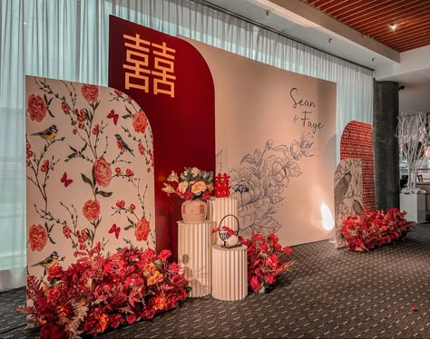 Chinese Backdrop Design, Chinese Lanterns Decor, Chinese Wedding Decorations Indoor, Sangjit Decoration Backdrop Simple, Chinese Tea Ceremony Decoration, Tea Ceremony Backdrop, Chinese Wedding Backdrop, Japanese Backdrop, Tea Ceremony Decorations