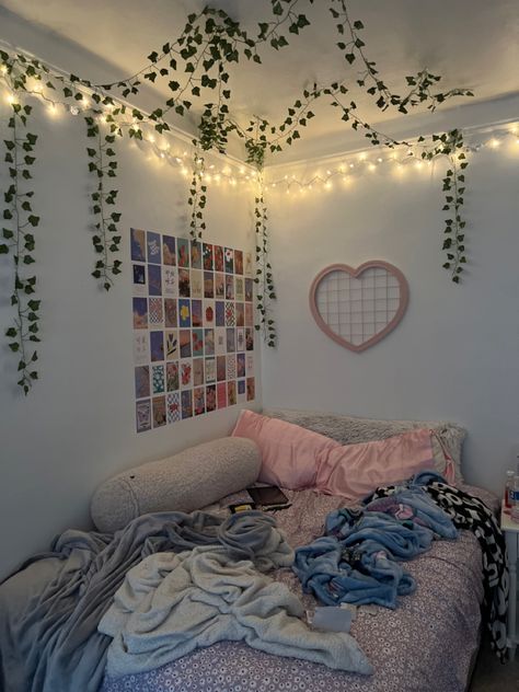 brookeepeterss on ig Fresh Room Decor, Room Decor Simple, Stylish Bedroom Ideas, Art Decor Ideas, Dorm Room Wall Decor, Girly Room Decor, Easy Room Decor, Diy Room Decor For Teens, Dorm Room Walls