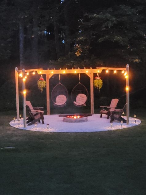 String Lights Around Fire Pit, Swings Around Fire Pit, Backyard Fire Pit Designs, Outside Fire Pit Ideas, Backyard Fire Pit Ideas, Poolside Vibes, Outdoor Patio Ideas Backyards, Outdoor Fire Pit Area, Bon Fire