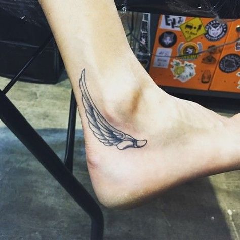 Track Wing Tattoo, Runners Tattoo Ideas Running, Hermes Wings, Marathon Tattoo, Runner Tattoo, Voll Arm-tattoos, Ankle Tattoo Men, Running Tattoo, Literary Tattoos