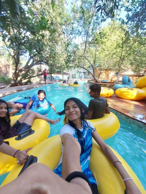 Poses In Waterpark, Water Park Poses, Water Park Aesthetic Photos, Water Park Picture Ideas, Water Park With Friends, Water Park Pics, Water Park Photo Ideas, Water Park Pictures, Water Park Outfit Ideas