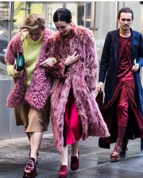 Faux Fur Coat Street Style, Fur Coat Street Style, Colorful Faux Fur Coat, Spearmint Tea, Long Faux Fur Coat, New York Street Style, Fringe Fashion, Street Style 2017, New York Fall