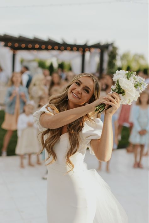 Bouquet Toss Photos, Wedding Bouquet Toss, Holy Matrimony, December Wedding, Bouquet Toss, Wedding Goals, Southern Wedding, Wedding Pics, Photography Inspo