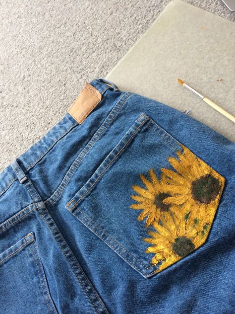 Shorts Pintados, Painted Overalls, Denim Jacket Embroidery, Custom Jeans Diy, Jeans Drawing, Painted Shorts, Short Trousers, Painted Clothes Diy, Diy Clothes Design