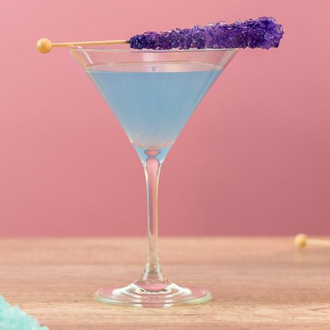 Candy martini drinks don't get any crazier than this Rock Candy Martini. This awesome candy Hpnotiq cocktail recipe mixes up Hpnotiq, vodka, and pineapple juice, and is garnished with Blue Rock Candy for even more sweet Hpnotiq drink goodness. Rock Candy Cocktail, Hpnotiq Drinks, Candy Alcohol, Skittle Vodka, Blue Rock Candy, Jolly Rancher Vodka, Blueberry Martini, Classic Vodka Cocktails, Euphoria Party