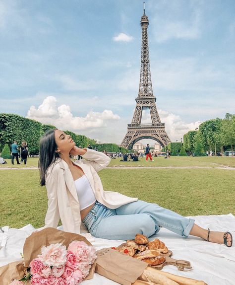 Paris Poses, Outfit Viaje, Paris Weekend, Europe Travel Outfits Summer, Paris Ideas, Paris Photo Ideas, Eiffel Tower Photography, Travel Ootd, Paris Dream