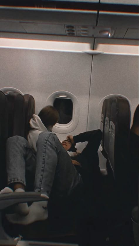 Couple On Plane Pictures, Plane Aesthetic Couple, Couple In Airplane, Couple Flying Together, Airplane Couple Aesthetic, Trips With Boyfriend, Couple On Plane, Airport Couple Aesthetic, Dancing With Boyfriend