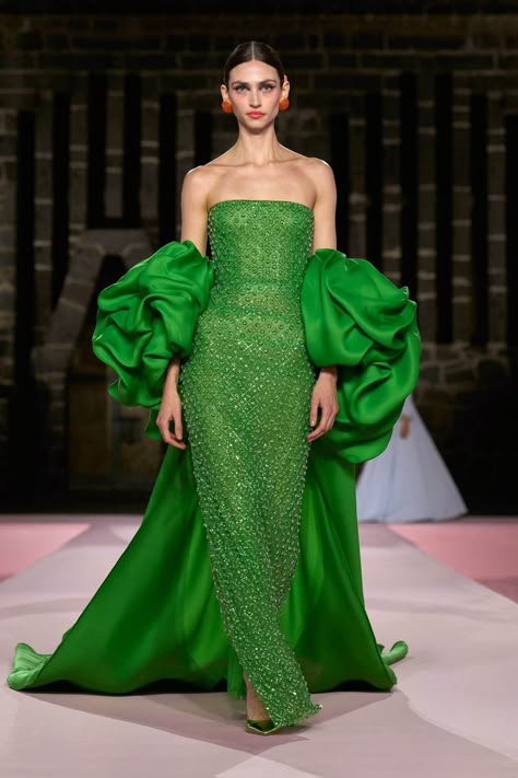 Carolina Herrera Resort 2025 Collection [PHOTOS] Carolina Herera, Beautiful Formal Dresses, Jacqueline Onassis, Carolina Herrera Gown, Couture Evening Gowns, Resort Looks, Hot Couture, Green Board, Brand Archetypes