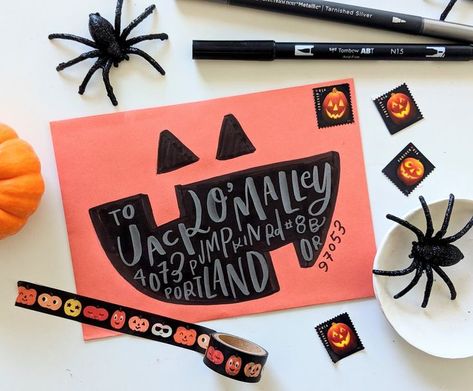 Sending out Halloween cards? Make them extra special (and spooky) with a little mail art! Features full tutorials for 3 unique envelope designs. Halloween Envelope Art, Halloween Snail Mail, Stationary Station, Halloween Envelope, Halloween Mail, Decorative Writing, Art Envelopes, Art For Halloween, Mail Man