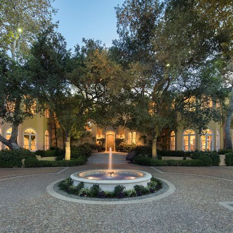 Norman Lear’s California Estate Is on the Market for $39.95 Million | Architectural Digest Front Yard Fountain, Brentwood Los Angeles, Beverly Hills Real Estate, Norman Lear, Luxury Real Estate Agent, Courtyard Gardens Design, Fountain Design, Water Fountains Outdoor, Casas Coloniales