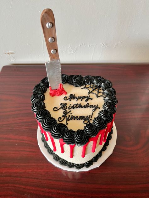 Slasher Cake Ideas, Spooky Bday Cake, Spooky Heart Cake, Simple Halloween Birthday Cakes, Saw Birthday Cake, Heart Shaped Halloween Cake, Halloween Cakes Scary, Taurus Cakes, Halloween Cake Ideas Scary