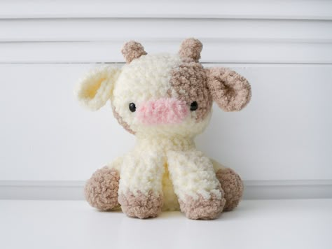 Crochet Cow Plushie, Yarn Projects Crochet, I Want To Cuddle, Crafty Hobbies, Crochet Square Blanket, Crochet Outfits, Crochet Plushies, Crochet Cow, Crochet Plush